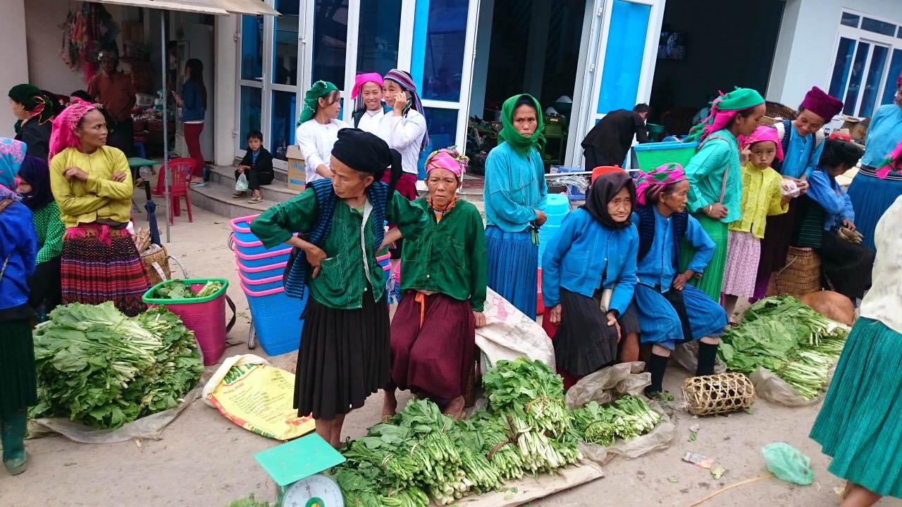 Visit Dong Van market