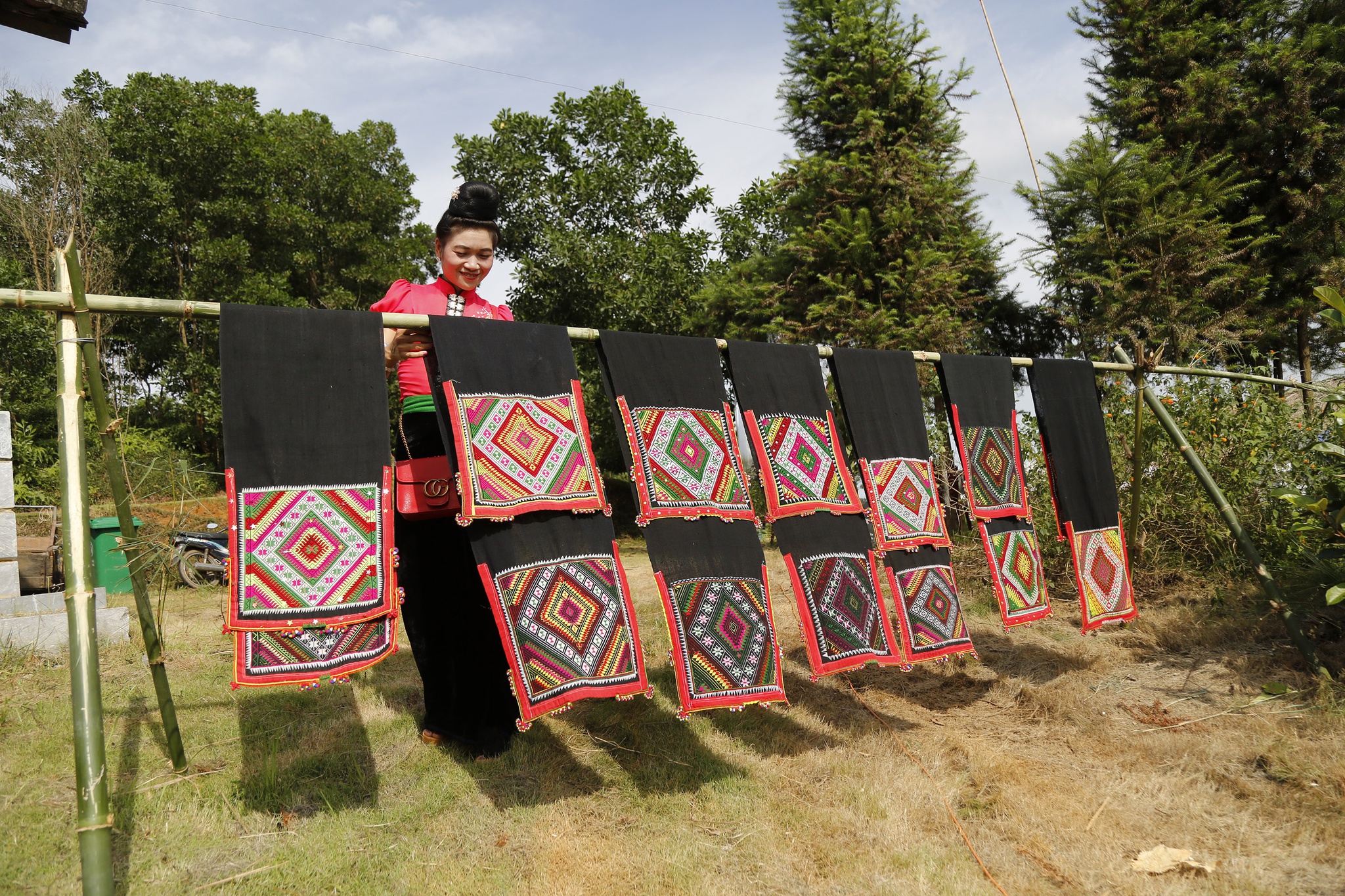 The Piêu, scarf of love of the black Thai women