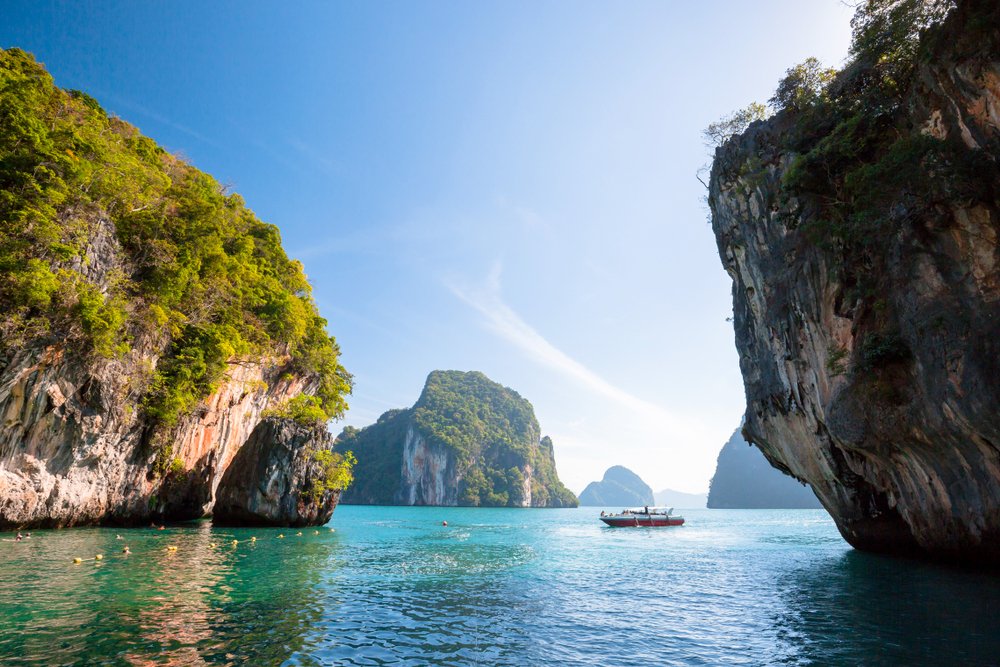 Cruise and visit of Bai Tu Long Bay