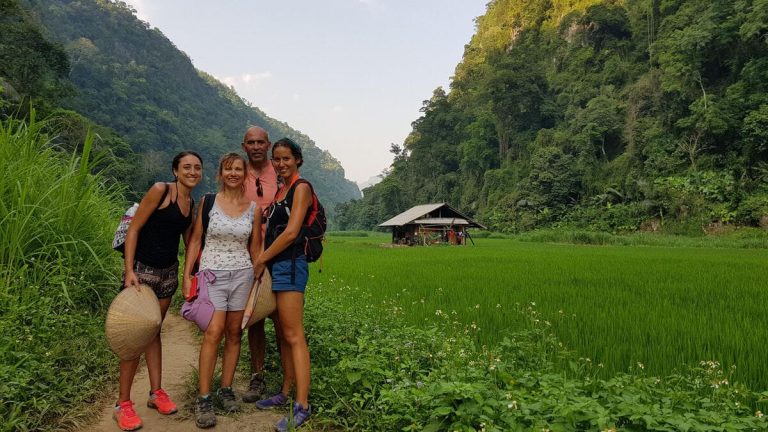 Voyageurs dans les rizières de Ba Be au nord du Vietnam