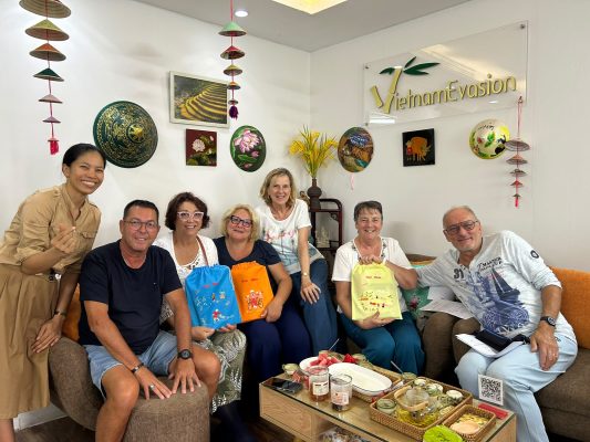 Un groupe de voyageurs dans notre bureau à Hanoï