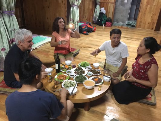 Rencontre avec les habitants pendant un voyage de repérage au Vietnam.