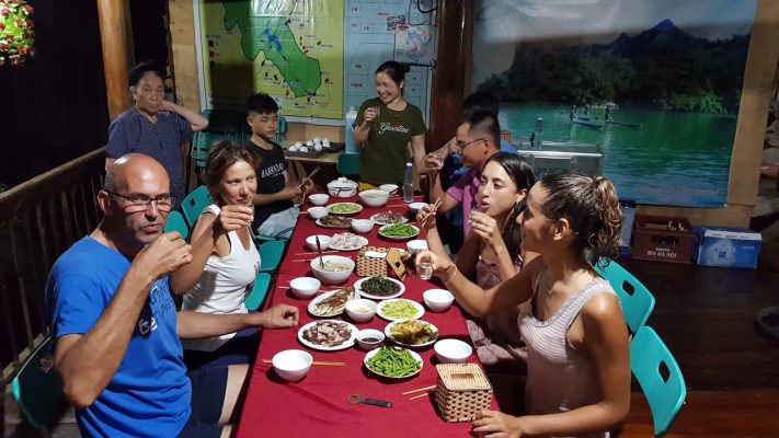 Ils seront aussi ravis de partager avec vous leur repas et de vous faire découvrir leurs spécialités culinaires