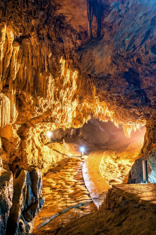 Concrétions calcaires dans la grotte de Nguom Ngao à Cao Bang
