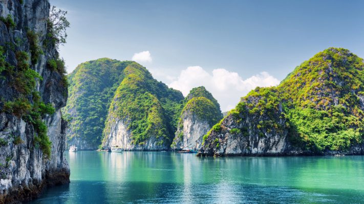 Les pitons karstiques de la baie d'Ha Long