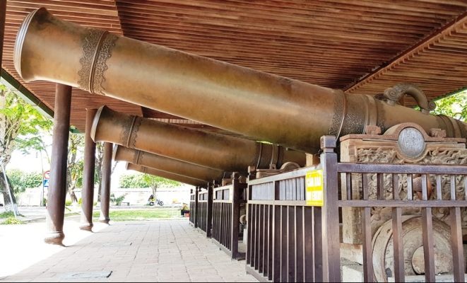 Neuf canons sacrés a Hue