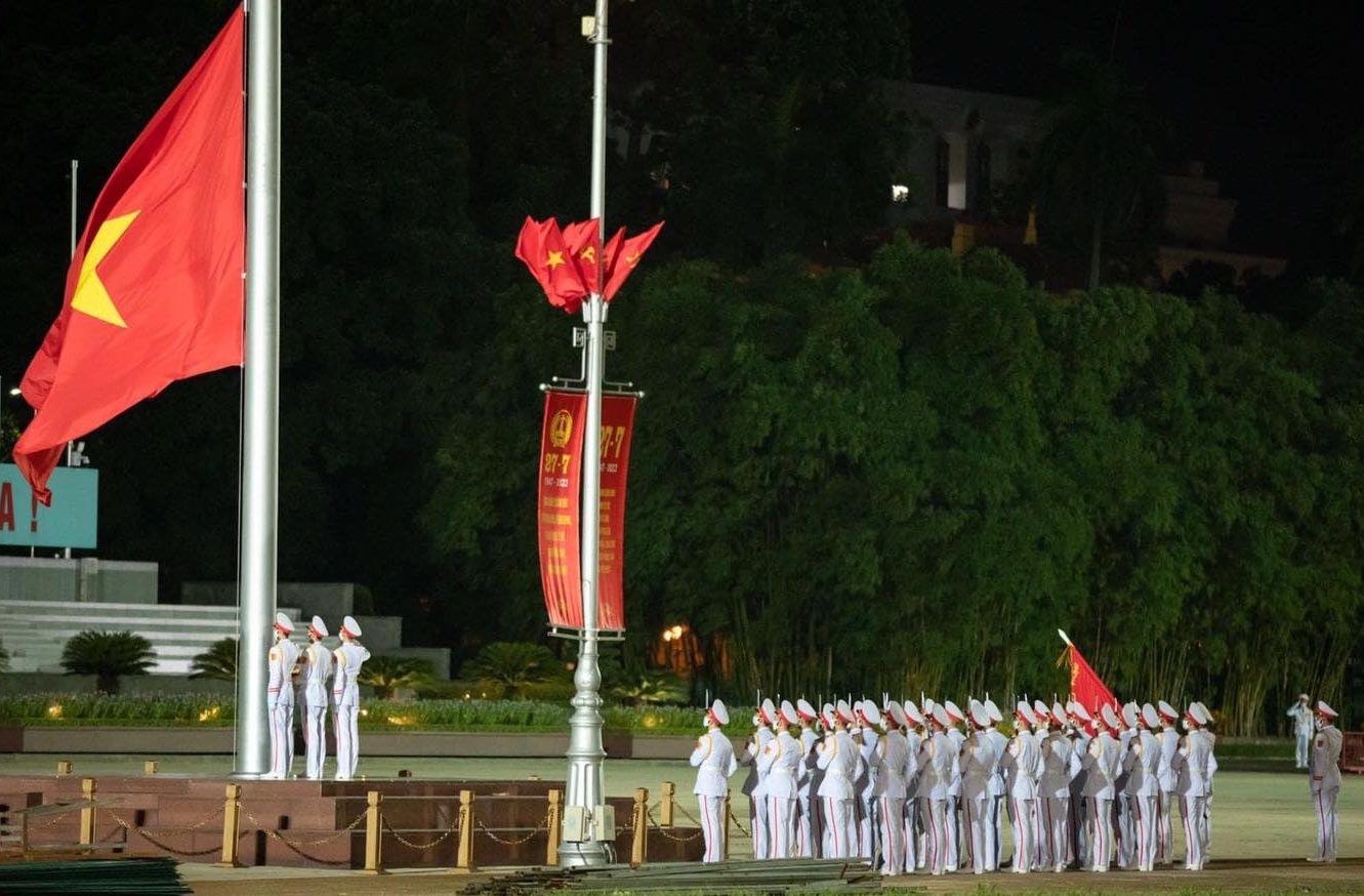 drapeau au mausolée de Hô Chi Minh