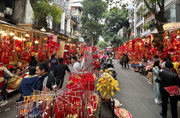 Rue Hàng Mã décorée de lanternes colorées à Hanoï