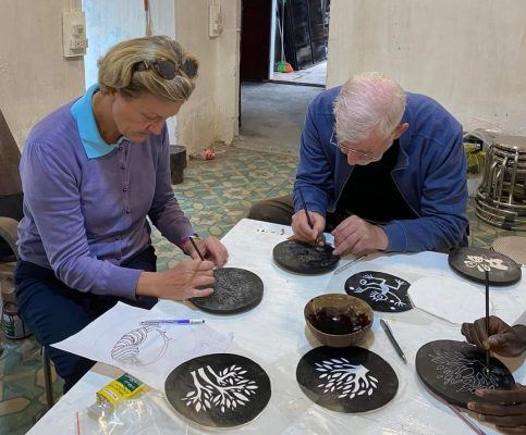 Nos voyageurs découvrent l'art de la laque traditionnelle vietnamienne à travers un atelier créatif