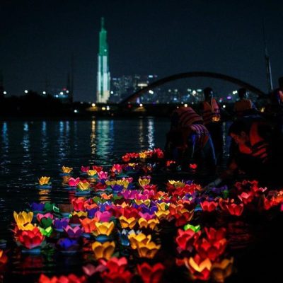 lanternes flottantes sur la rivière Hoai