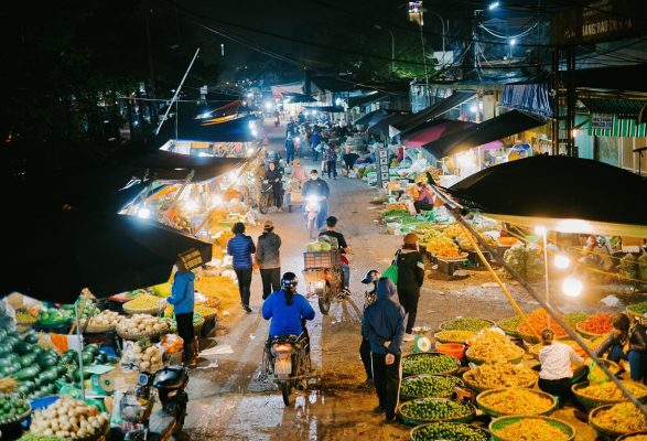 marche de Long Bien la nuit 