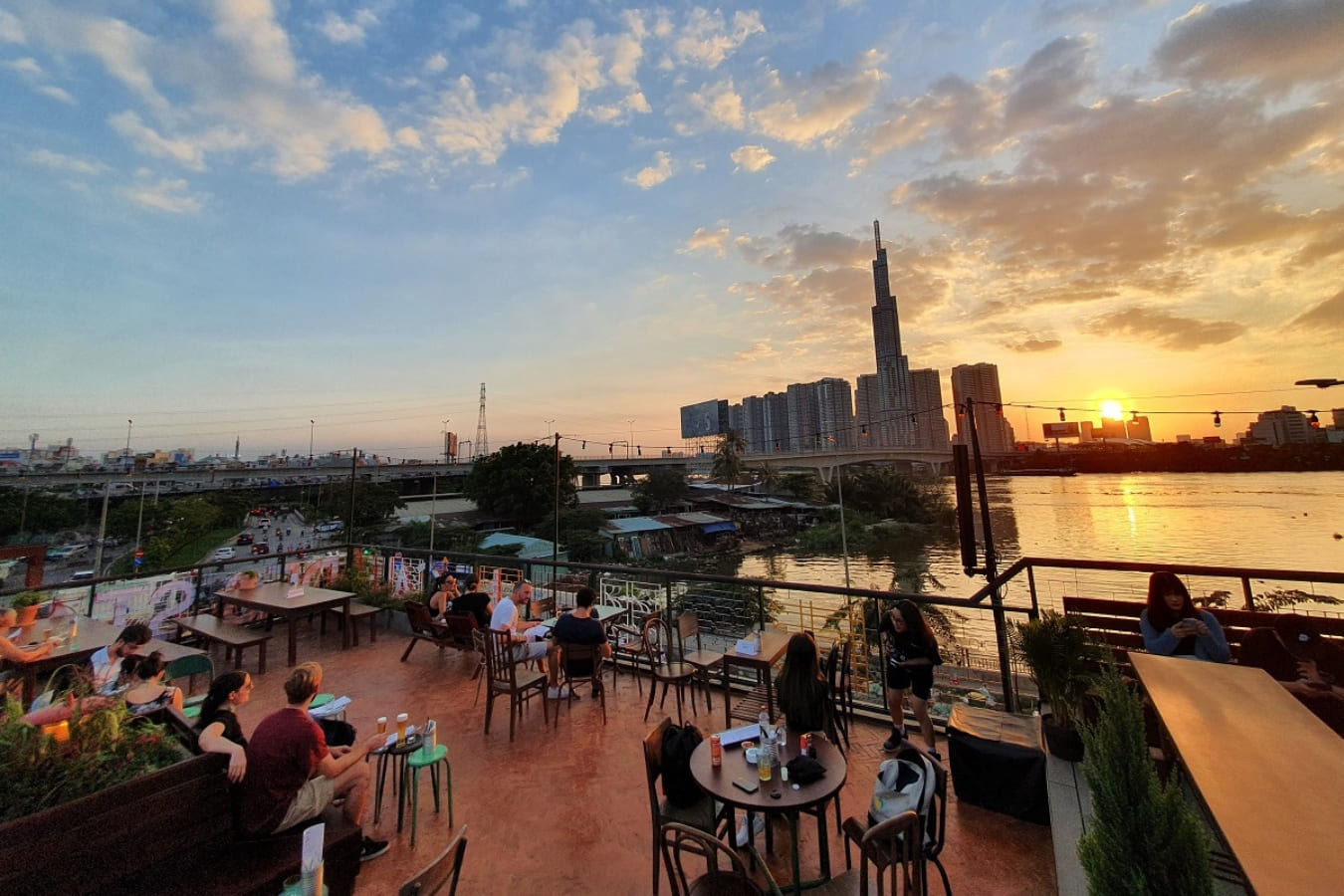 Guide des meilleurs rooftop à Saigon - Agence de voyage francophone au ...