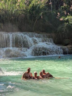 Baignade aux cascades de Kuang Si, près de Luang Prabang, avec Vietnam Evasion.