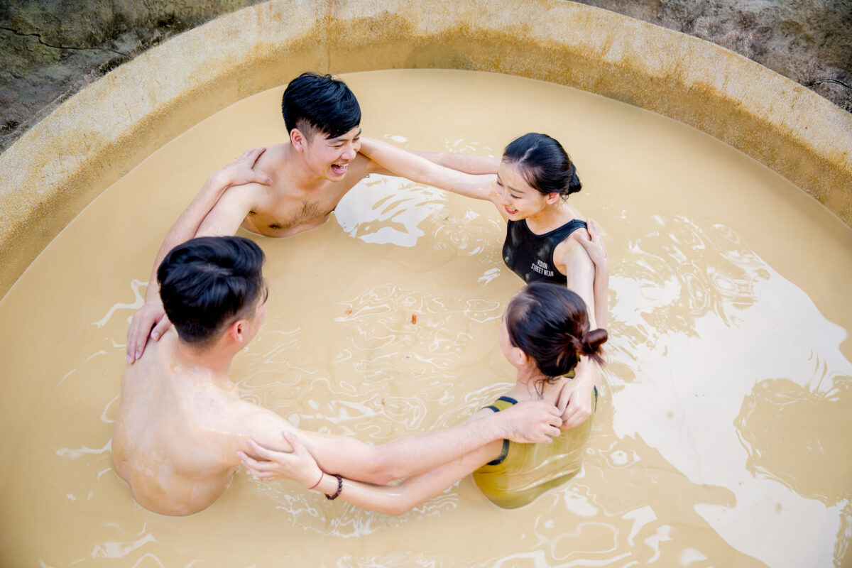bain de boue ou une source chaude
