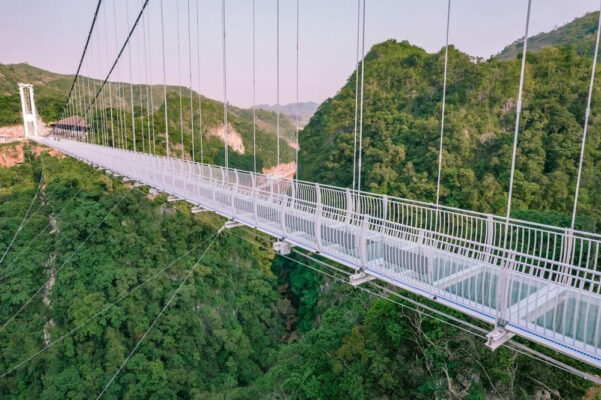 Pont de verre Bach Long à Moc Chau