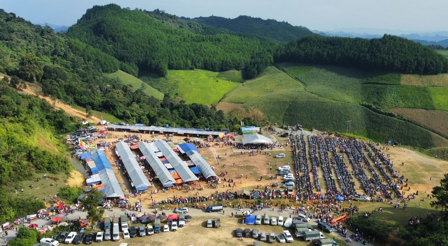 Marché de Long Sap à Moc Chau, à la frontière Vietnam Laos