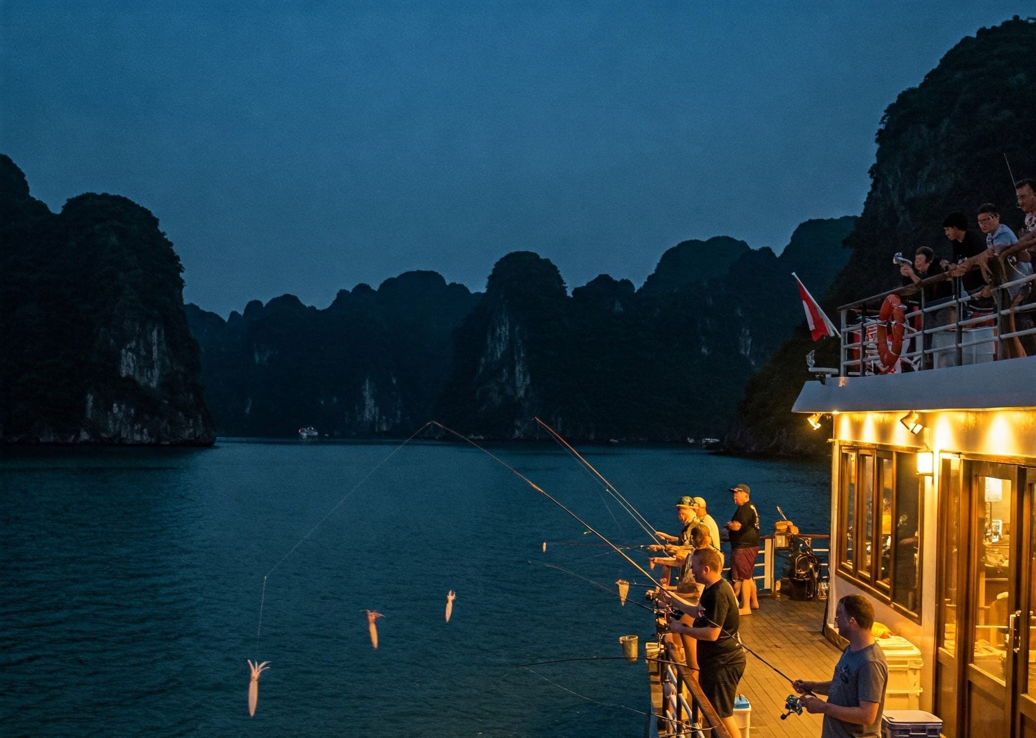travelers-squid-fishing-at-night-on-a-ha-long-bay-cruise-a-unique-thing-to-do-in-ha-long-bay