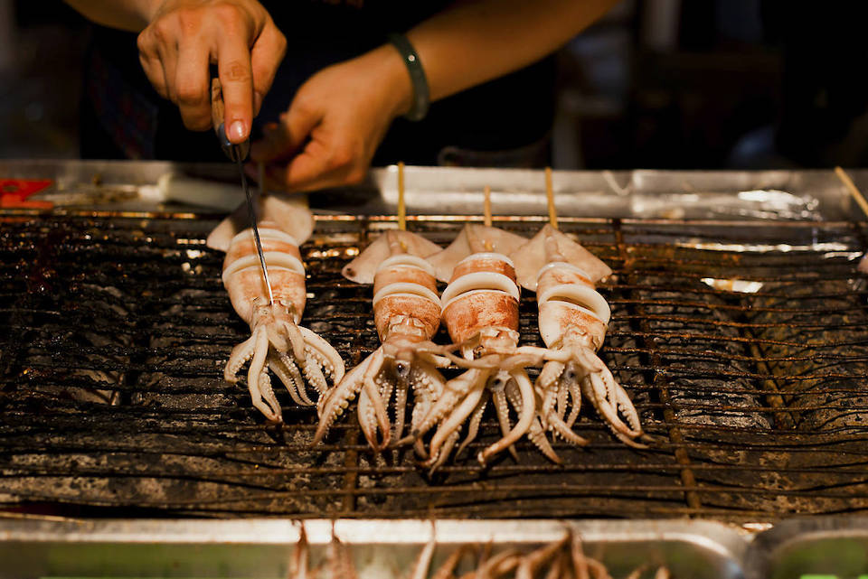 Dégustation du calamar fraîchement pêché dans la baie d'Halong