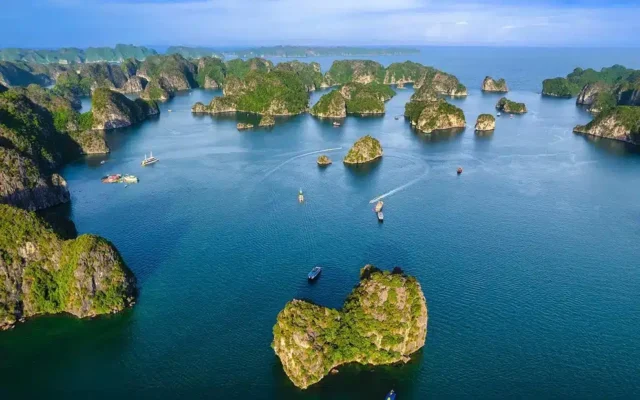 Une croisière dans la baie de Lan Ha