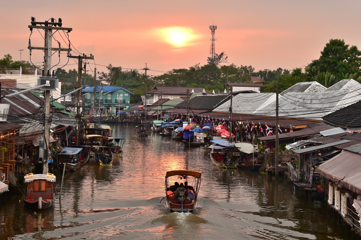 marche-flottant-damphawa-2