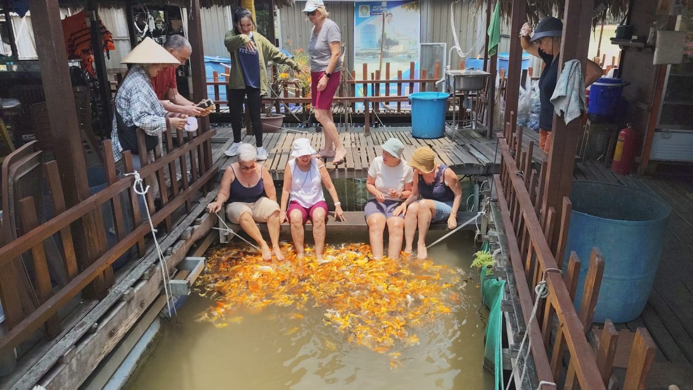 voyageurs de Vietnam Evasion profitent d’un massage aux poissons à Can Tho