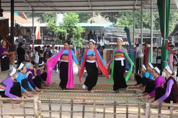 danse au bambou des Thai blancs Mai Chau