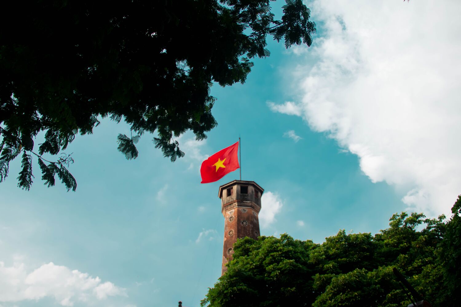 Les tours du drapeau du Vietnam du Nord au Sud