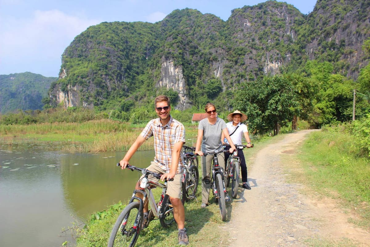 balade à vélo à travers les paysages karstiques de Ninh Binh