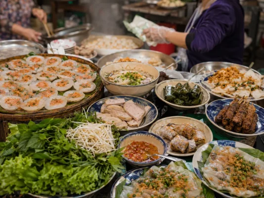 Stand de cuisine locale dans un marché de Hué