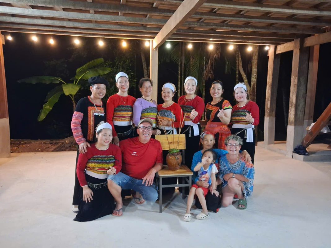 Nos voyageurs partageant un moment culturel avec les habitants de Mai Châu lors d'une danse traditionnelle