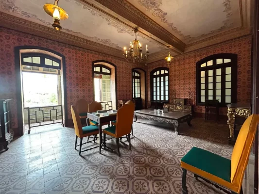 Salon impérial du palais An Dinh à Hué.