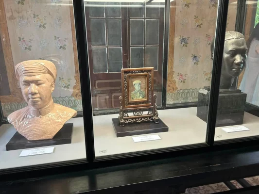 Statues et portrait au palais An Dinh à Hué