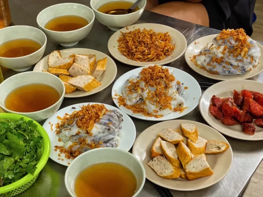 Banh cuon de Hanoï, crêpes de riz vapeur farcies au porc et aux champignons noirs