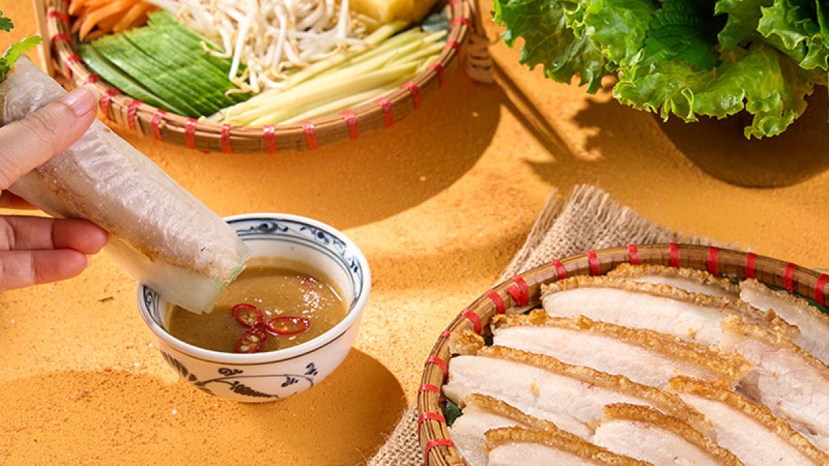 Banh trang cuon thit heo de Da Nang avec porc, herbes fraîches et galette de riz