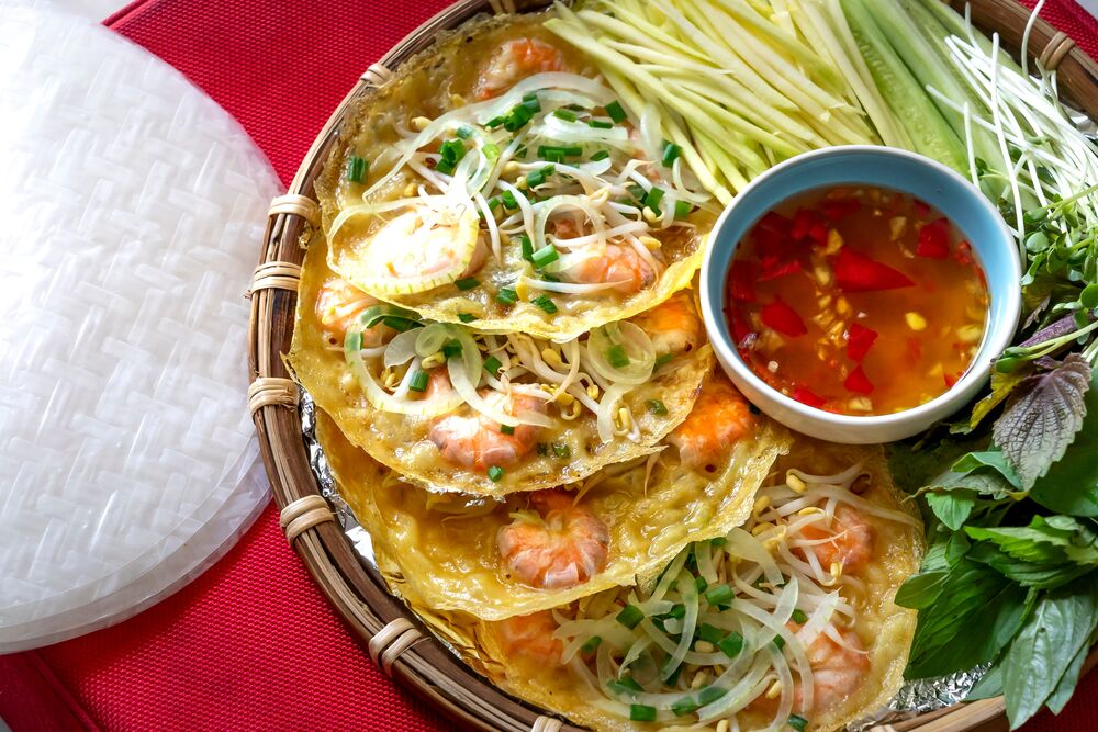Banh xeo croustillant au curcuma, garni de porc, crevettes et germes de soja