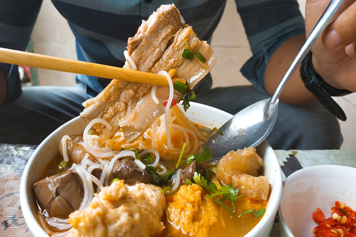 Bun bo Hue, soupe de nouilles au bœuf parfumée à la citronnelle et légèrement pimentée