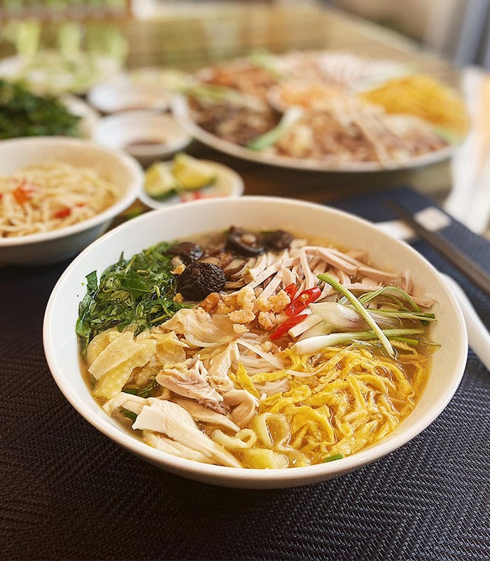 Bun thang, soupe raffinée au poulet, omelette fine et vermicelles de riz