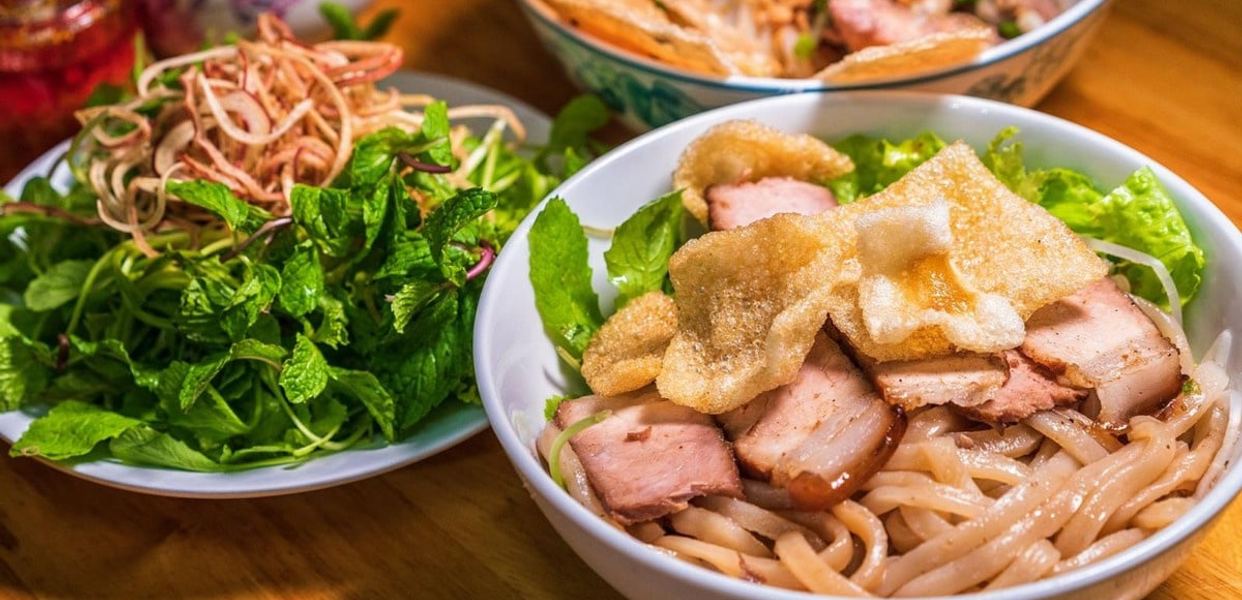 Cao lau de Hoi An, nouilles épaisses au porc, herbes fraîches et croûtons croustillants