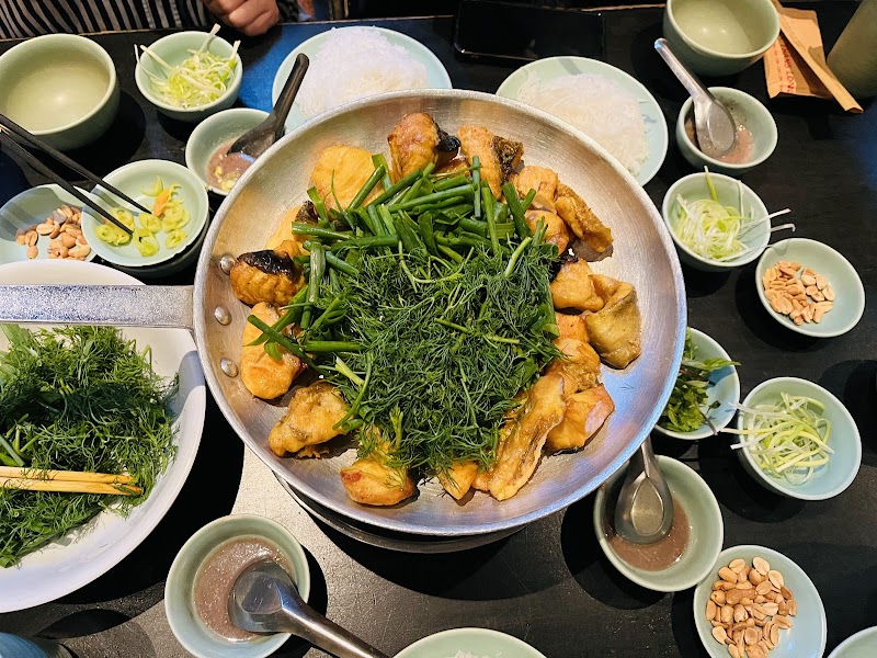 Cha ca La Vong de Hanoï, poisson au curcuma sauté avec aneth et ciboulette