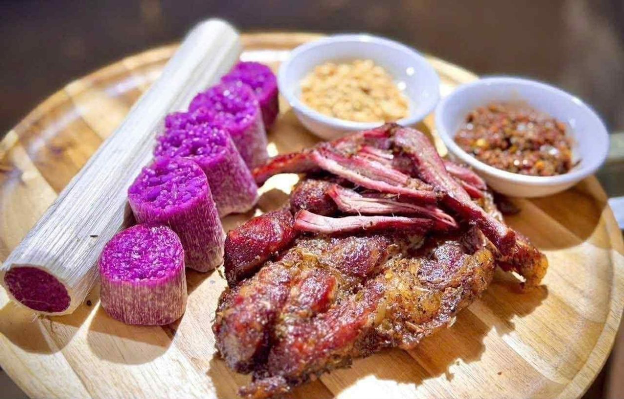 Com lam et thit trau gac bep, riz gluant au bambou servi avec viande de buffle fumée