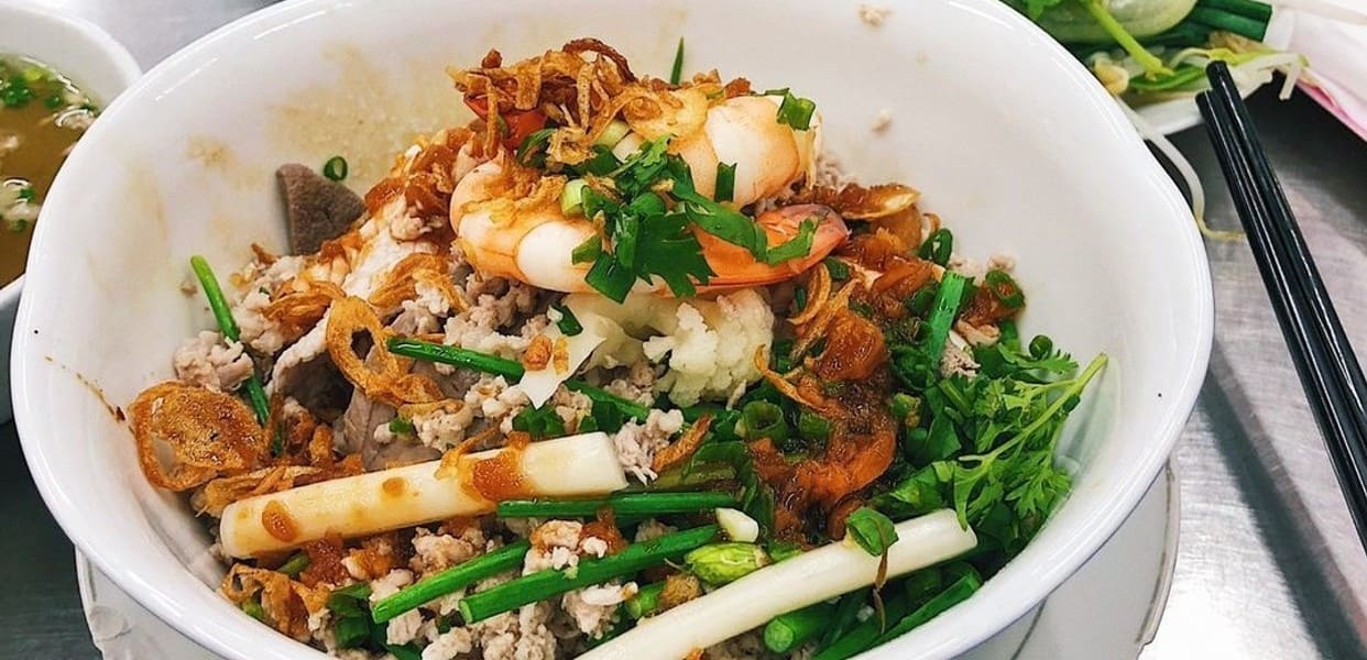 Hu tieu Nam Vang de Saïgon avec nouilles de riz, porc, crevettes et œufs de caille