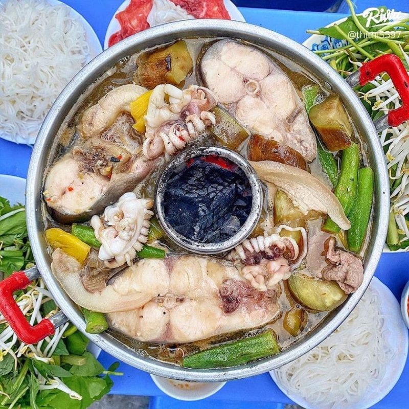 Lau mam du delta du Mékong, fondue au poisson fermenté avec fruits de mer et légumes aquatiques