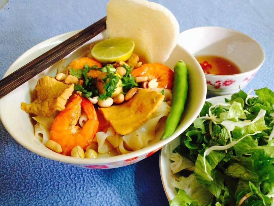 Mi Quang du Centre Vietnam avec nouilles jaunes, crevettes, porc et galette de riz croustillante