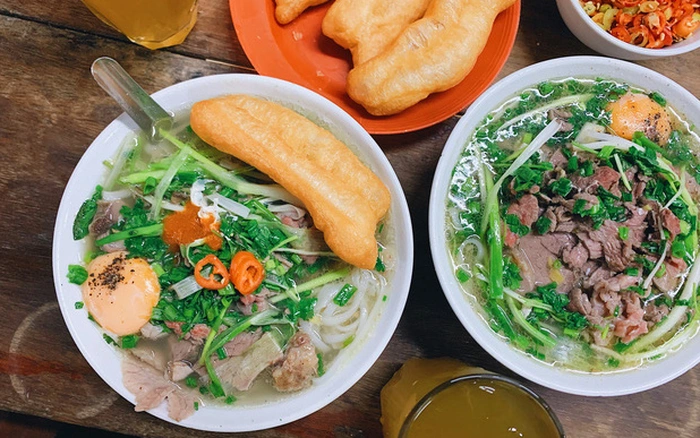 Pho de Hanoï avec nouilles de riz, bœuf, bouillon parfumé, beignets croustillants et œuf poché