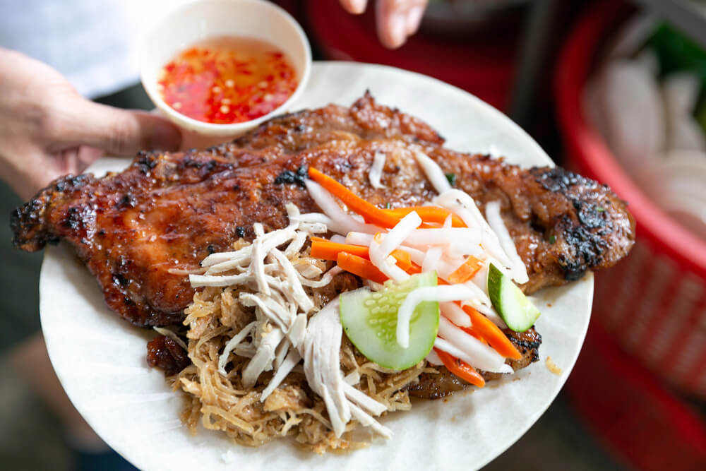 Com Tam de Saïgon avec riz brisé, porc grillé, œuf et sauce nuoc-mâm