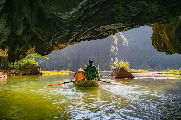 Promenade en barque à travers une grotte naturelle dans les paysages karstiques de Ninh Binh