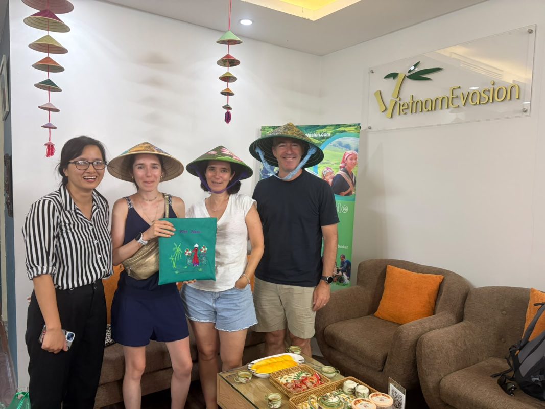 Voyageurs accueillis par leur conseillère dans les bureaux de Vietnam Evasion à Hanoï