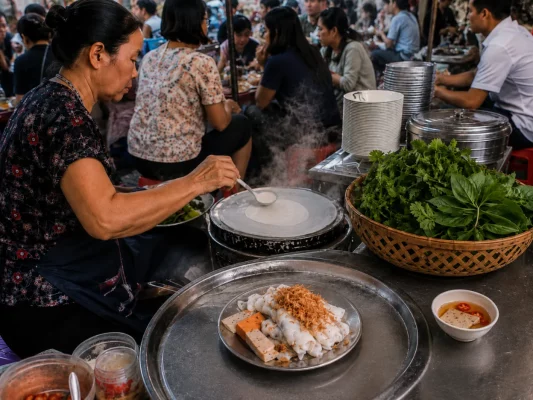 Préparation de bánh cuốn Thanh Trì dans un marché de Hanoï