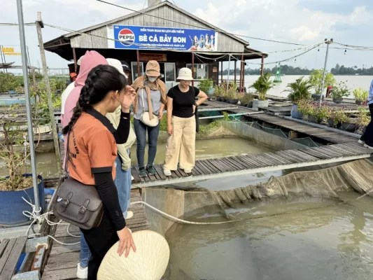 Équipe Vietnam Evasion en repérage à la ferme piscicole Bảy Bon à Con Son