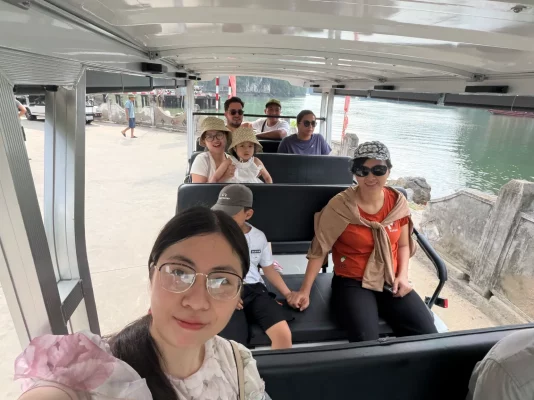 L’équipe de Vietnam Evasion découvre le village de Việt Hải en voiture électrique.